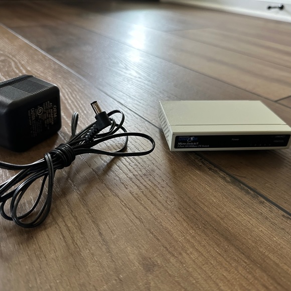 UNICOM 5 Port 10/100 Base-TX Ethernet Switch FEP-32005T-2 - Picture 2 of 5